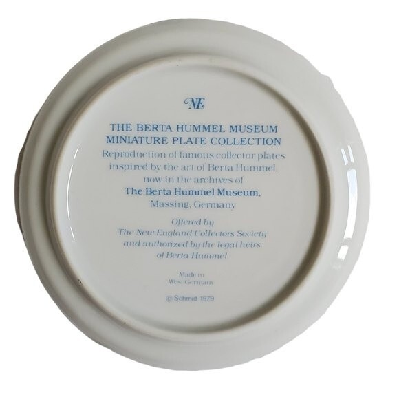 4" Parade in to Toyland The Berta Hummel Museum Miniature Collection Plate - Picture 2 of 3